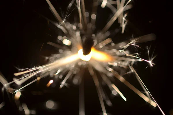 Bruciante sparkler isolato su sfondo nero — Foto Stock