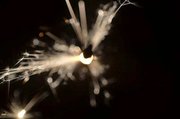 Bruciante sparkler isolato su sfondo nero — Foto Stock