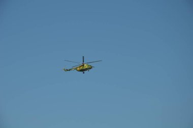Beyaz bir arka plan üzerinde gökyüzünde helikopter.