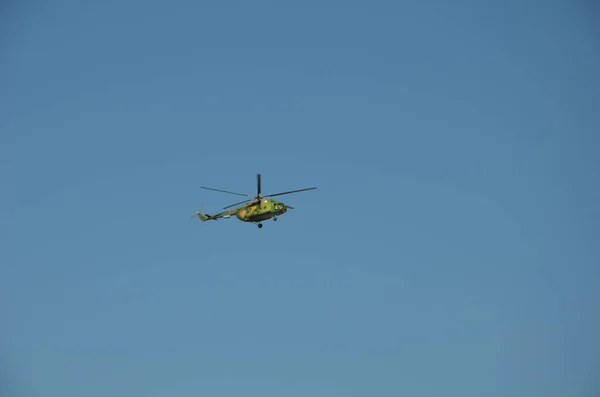 Der Hubschrauber am Himmel auf weißem Hintergrund. — Stockfoto