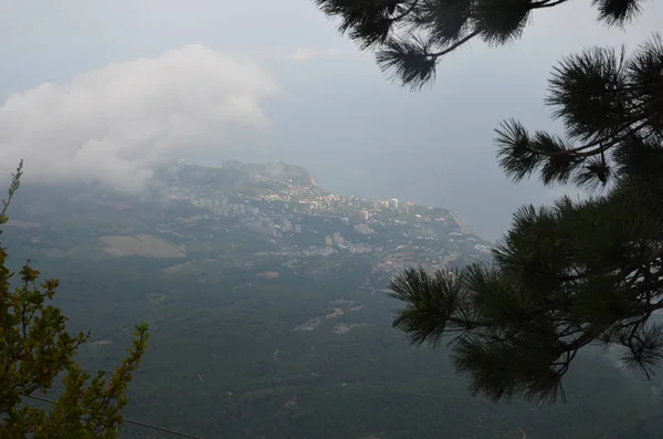 Niebla sobre las rocas de Ai Petri — Foto de Stock