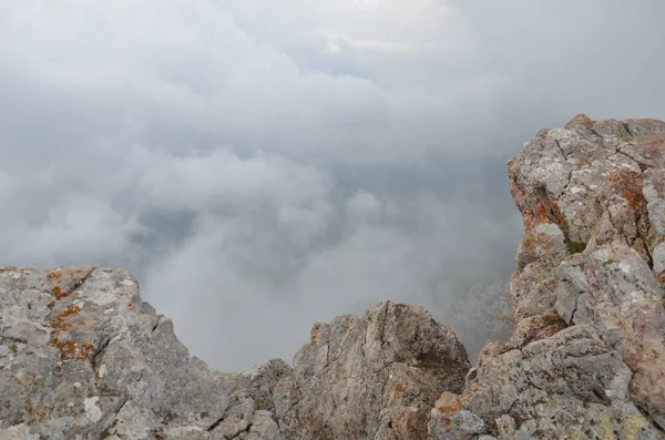 Fog over the rocks of Ai Petri — Stock Photo, Image