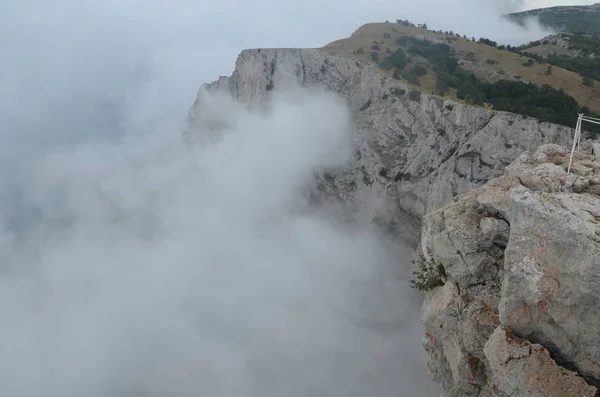 Nebbia sulle rocce di Ai Petri — Foto Stock