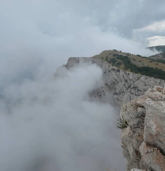 Nebbia sulle rocce di Ai Petri — Foto Stock