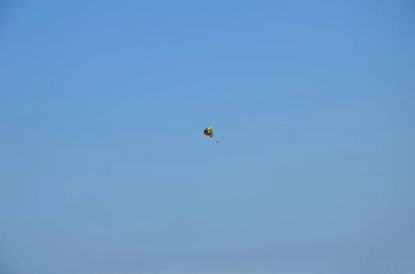 在朦胧的喀尔巴阡山谷上空日出的光芒操控滑翔伞剪影. — 图库照片