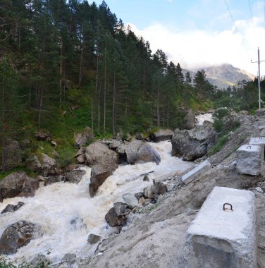 Dağ nehir Elbrus bölgesi