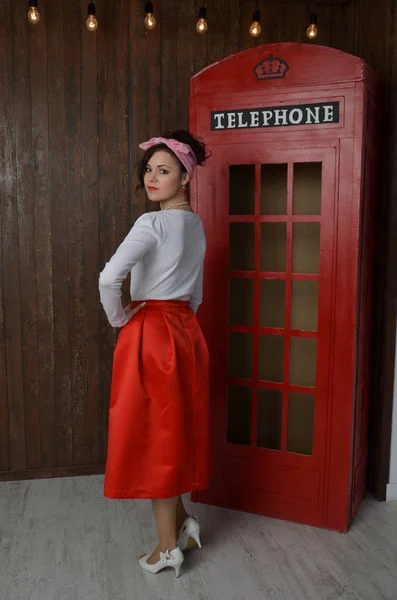 赤いスカートの少女ヴィンテージ — ストック写真
