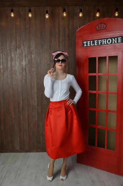 Девушка в красной юбке, винтажная — стоковое фото