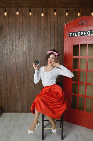 Menina em uma saia vermelha, vintage — Fotografia de Stock