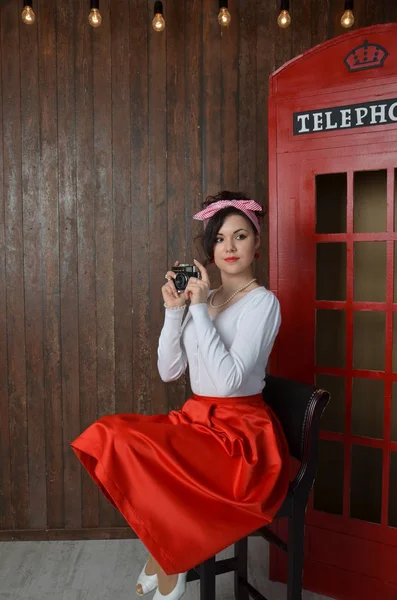 Κορίτσι σε μια κόκκινη φούστα, παλιάς χρονολογίας — Φωτογραφία Αρχείου