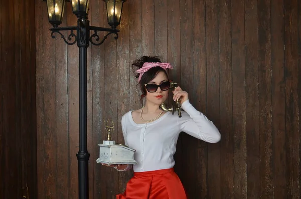 Chica en una falda roja, vintage —  Fotos de Stock