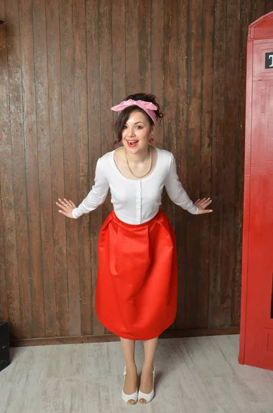 Dívka v červené sukni vintage — Stock fotografie