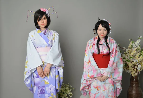 Dziewczyny w yukata podczas ceremonii parzenia herbaty — Zdjęcie stockowe