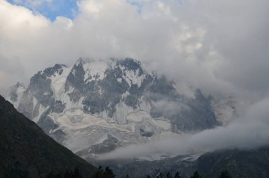 Elbruz Dağı eteklerinde