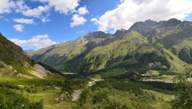 Elbruz Dağı eteklerinde