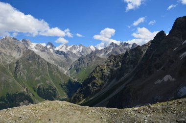 Elbruz Dağı eteklerinde