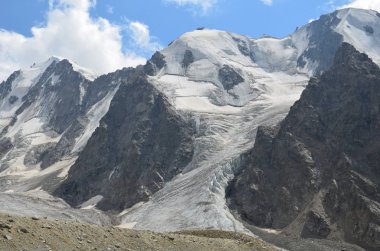Elbruz Dağı eteklerinde