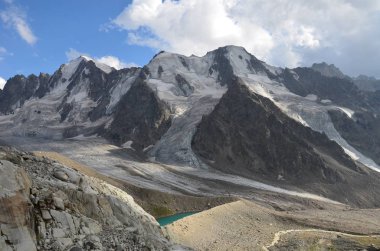 Elbruz Dağı eteklerinde