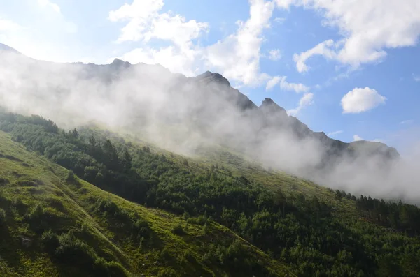 エルブルス山の麓に — ストック写真