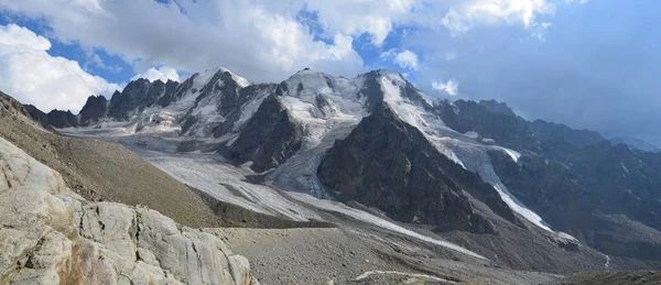 In den ausläufern des elbrus — Stockfoto