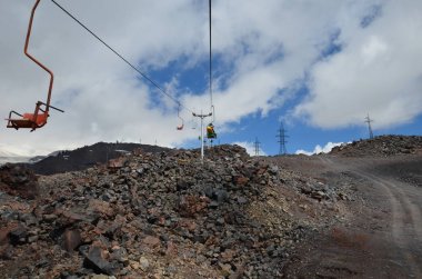 Bir kablo araba Elbrus için 4000 metre yükseklikte tırmanış