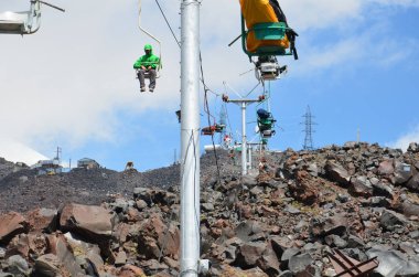 Bir kablo araba Elbrus için 4000 metre yükseklikte tırmanış