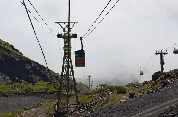 Stigningen på en linbana till Elbrus på 4000 meters höjd — Stockfoto