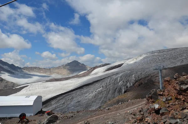 Salita su una funivia per Elbrus ad un'altezza di 4000 metri — Foto Stock