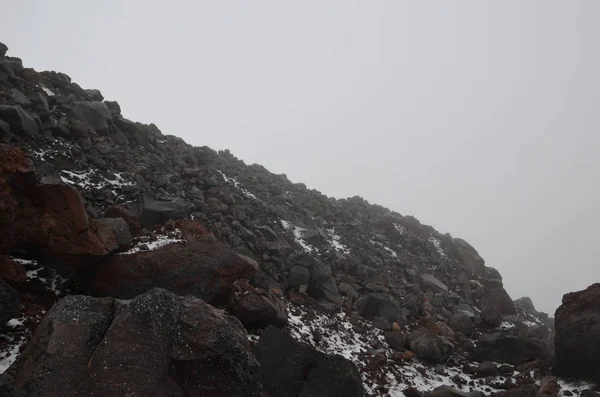 Mount Elbrus from the base camp in the fog — Stock Photo, Image