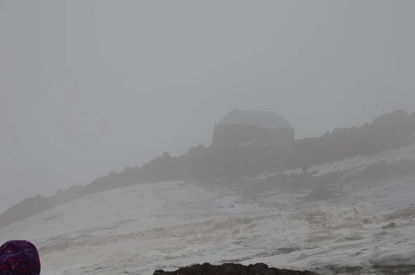 De Elbroes van het basiskamp in de mist — Stockfoto