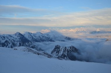 Siste temel kampından Elbruz Dağı