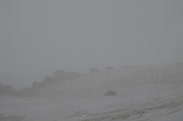 Ельбрус від базового табору в тумані — стокове фото