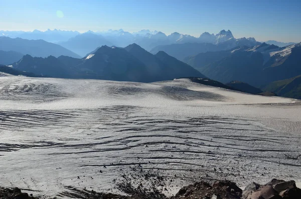 Mount Elbrus from the base camp in the fog — Stock Photo, Image