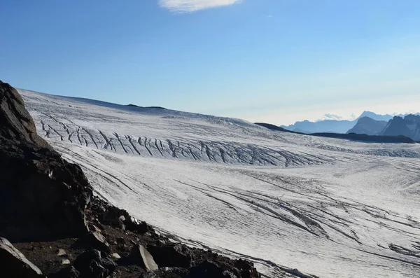 Monte Elbrus dal campo base nella nebbia — Foto Stock