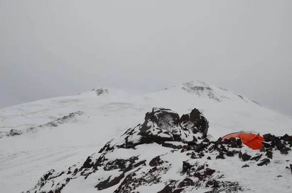 Monte Elbrus dal campo base nella nebbia — Foto Stock