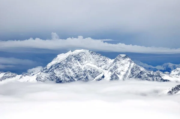 Monte Elbrus desde el campamento base en la niebla — Foto de Stock