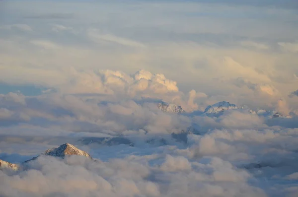 Monte Elbrus dal campo base nella nebbia — Foto Stock