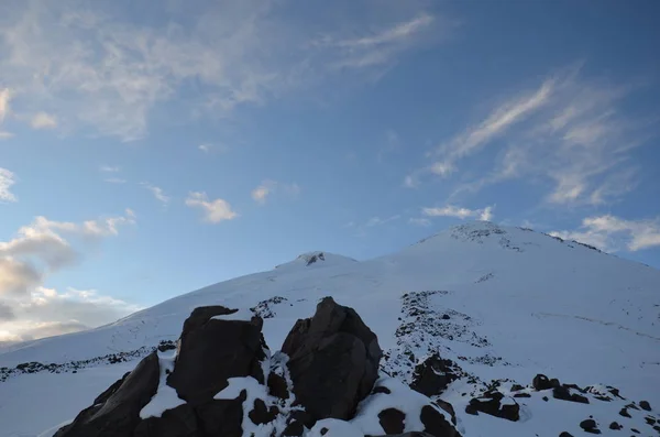 Elbrus Mount z obozu we mgle — Zdjęcie stockowe
