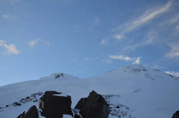 Elbrus Mount z obozu we mgle — Zdjęcie stockowe