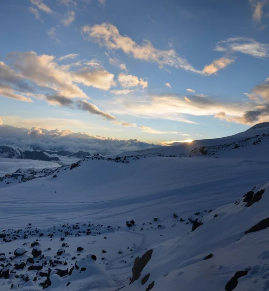 Siste temel kampından Elbruz Dağı — Stok fotoğraf