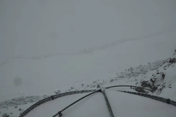 Monte Elbrus desde el campamento base en la niebla —  Fotos de Stock