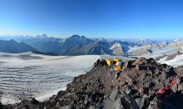 Elbrusz az alaptáborba, a ködben Stock Kép