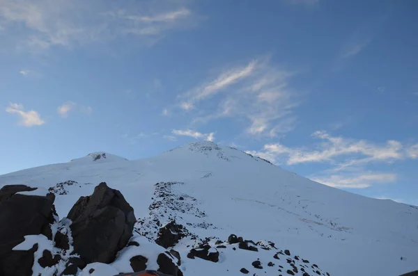 Monte Elbrus do acampamento base no nevoeiro — Fotografia de Stock