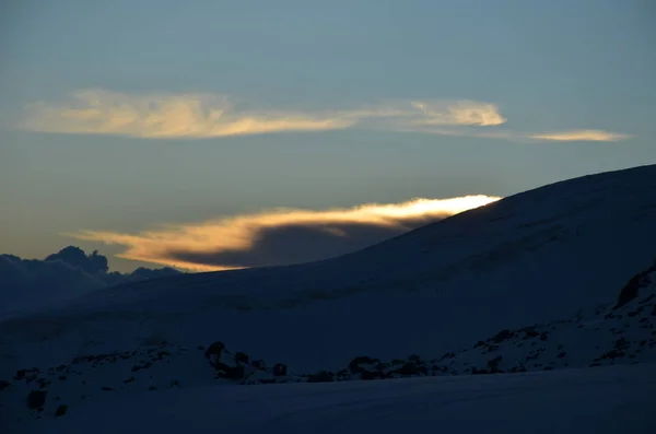 Monte Elbrus do acampamento base no nevoeiro — Fotografia de Stock