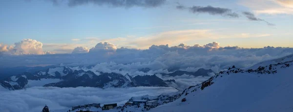 Elbrus vom Basislager aus im Nebel — Stockfoto
