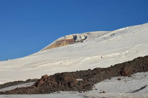 Monte Elbrus dal campo base nella nebbia — Foto Stock