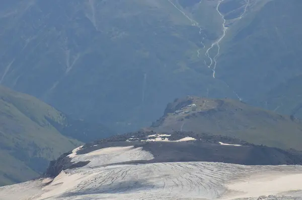 Elbrus Mount z obozu we mgle — Zdjęcie stockowe