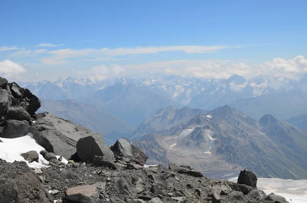 Monte Elbrus dal campo base nella nebbia — Foto Stock