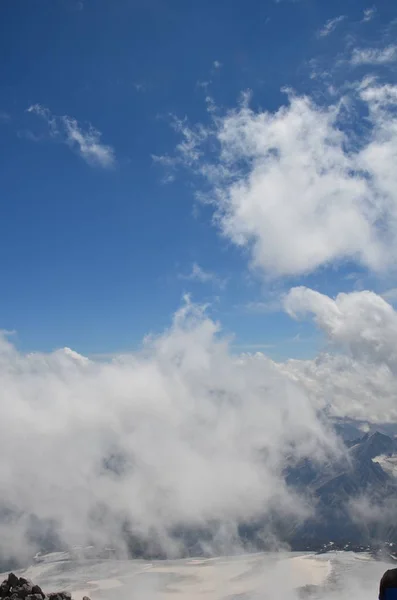 Mount Elbrus från baslägret i dimman — Stockfoto