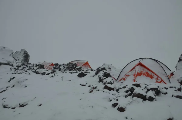 Mount Elbrus from the base camp in the fog — Stock Photo, Image